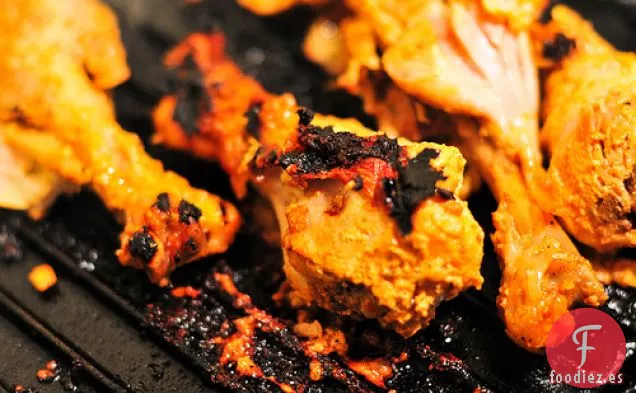 Asar a la parrilla en interiores: Pollo Tandoori Falso Dos veces Cocido