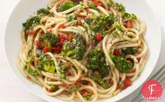 Pasta Con Brócoli Asado y Salsa de Almendras y Tomate