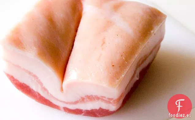 Coma Por Ocho Dólares: Pollo Estofado con Pimentón con Puré de Garbanzos y Chalotes Crujientes