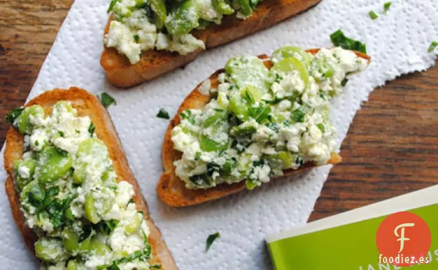 Bruschetta De Habas Y Queso Feta