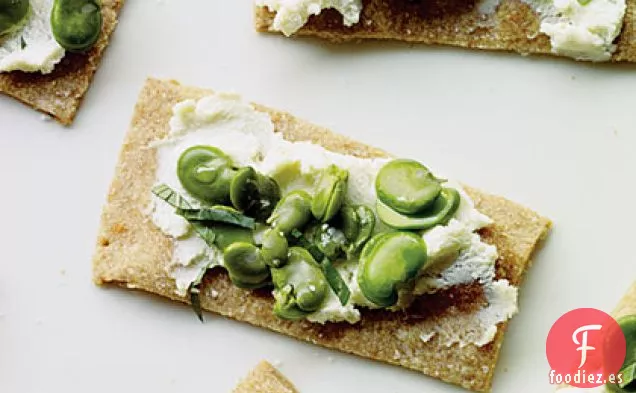 Favas y Ricotta en Galletas de Suero de Leche
