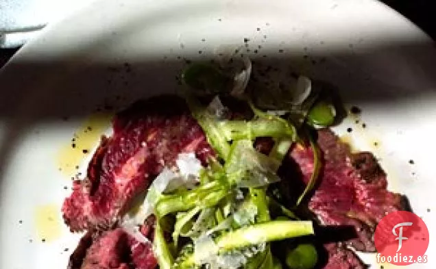 Carpaccio De Carne De Falda Con Espárragos Crudos Y Ensalada De Favas