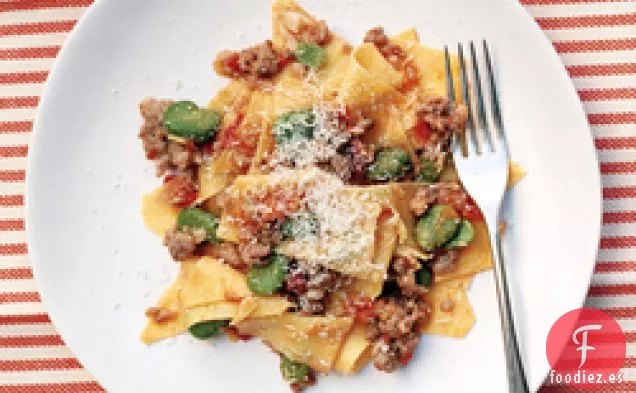 Pasta Fresca Con Favas, Tomates Y Salchichas