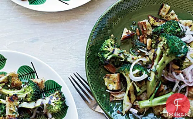 Ensalada de Brócoli y Pan a la Parrilla con Chalotes en Escabeche