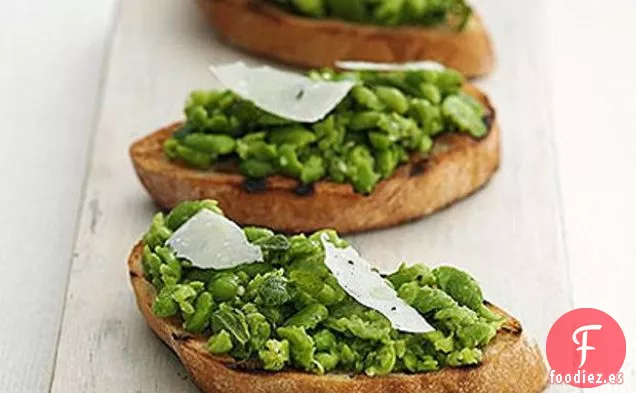 Bruschetta de Habas Trituradas y Menta