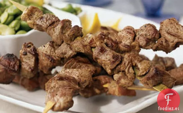 Brochetas de Cordero a la Parrilla con Ensalada de Habas Calientes