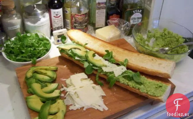 Sándwich de Habas, Aguacate y Queso de Oveja