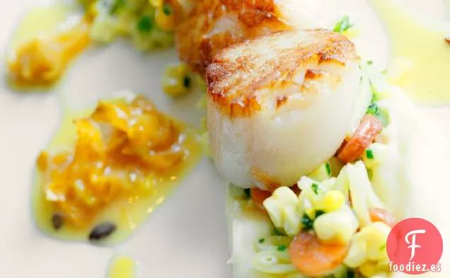 Vieiras Chamuscadas Con Salsa De Carambola, Chirivía Y Sucotash