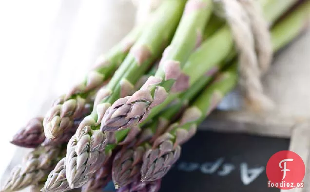 Ensalada De Cebada De Primavera De Corvejón De Jamón De Sidra De Melaza Caliente Con Panecillos Rugosos