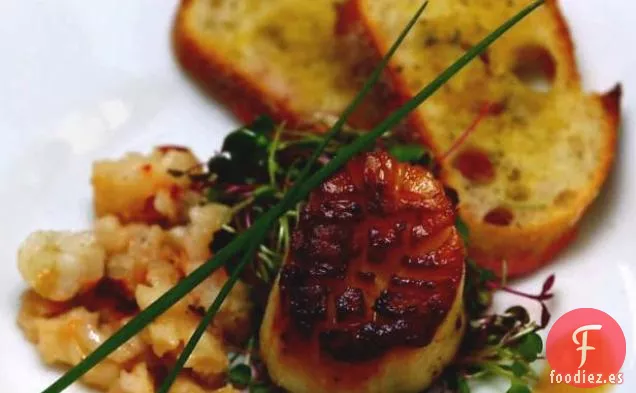 Vieiras Chamuscadas sobre Micro Verdes con Vinagreta de Estragón de Naranja con Mantequilla Langosta Escalfada