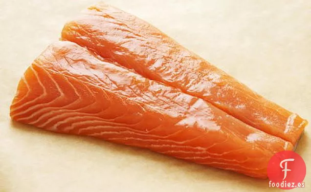 Salmón Cocido al Estilo Escandinavo con Habas y Guisantes