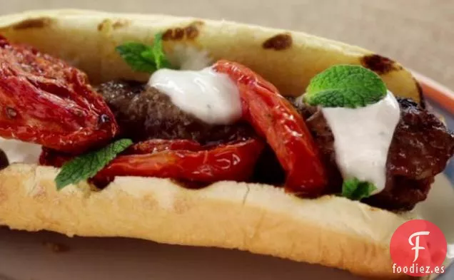 Perro Kefta con Tomates Asados, Estilo Estadio de Béisbol