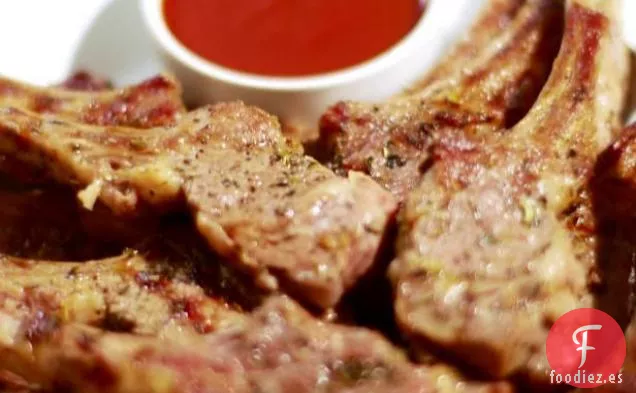 Chuletas de Cordero a Base de Hierbas con Salsa de Barbacoa Casera