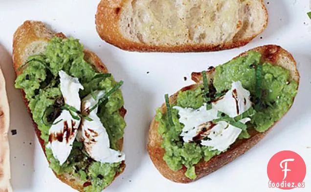 Bruschetta con Mozzarella y Favas Frescas Trituradas