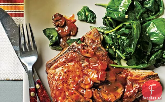 Chuletas de Cerdo con Sémola y Salsa de Ojos Rojos