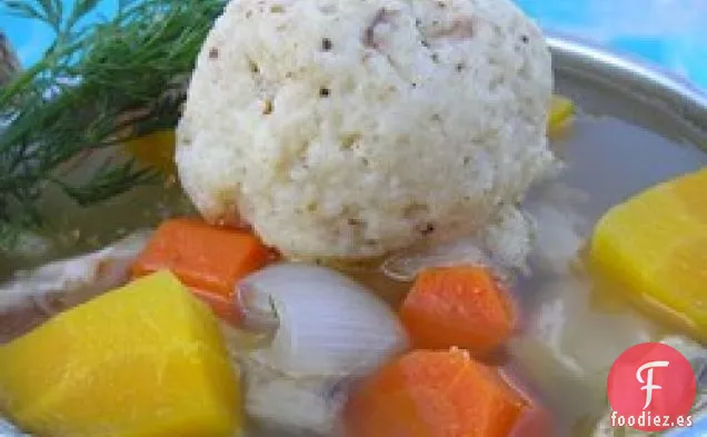Sopa de Pollo de la Familia Angel con Bolas de Matzo