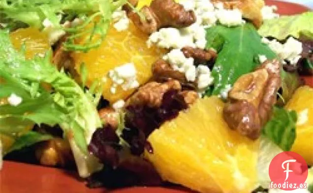 Ensalada de Naranja, Nuez, Gorgonzola y Verduras Mixtas con Vinagreta Fresca de Cítricos