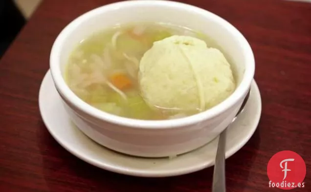 Sopa de Pollo con Bolas de Matzo