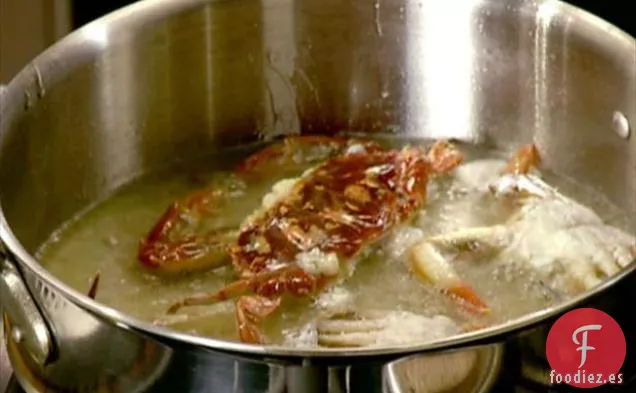 Cangrejo de Cáscara Blanda Chamuscado en Sartén con Cebollas en Escabeche y Alioli de Ajo