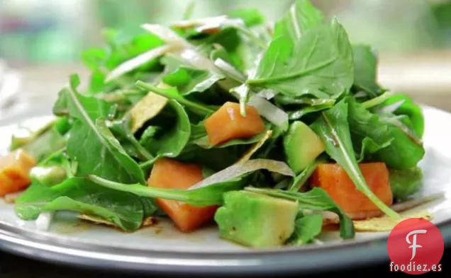 Ensalada de Rúcula, Aguacate, Papaya y Jícama con Aderezo de Granada y Picatostes de Tortilla
