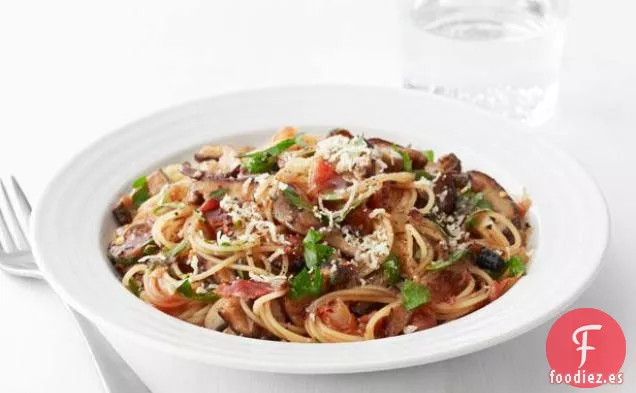 Espaguetis Con Tocino, Champiñones y Hierbas