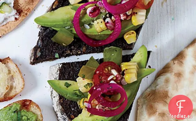 Pumpernickel con Aguacate, Maíz Carbonizado y Tomate