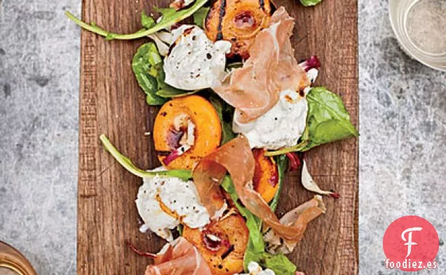 Albaricoques a la Parrilla con Burrata, Jamón de Campo y Rúcula