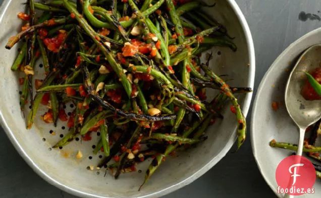 Judías Verdes Carbonizadas Con Harissa Y Almendras