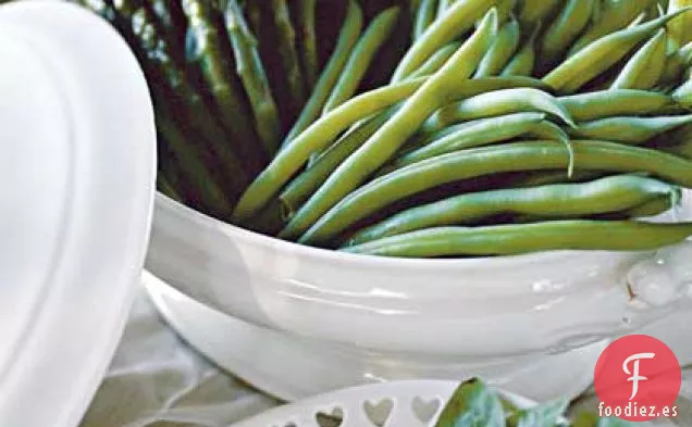 Espárragos al Vapor y Judías Verdes Con Salsa Fresca de Limón y Albahaca