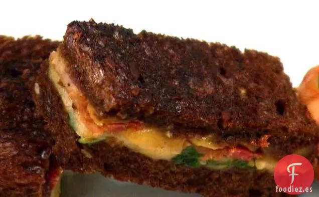 Sandwich de Manzana, Queso Cheddar, Tocino y Verduras Amargas