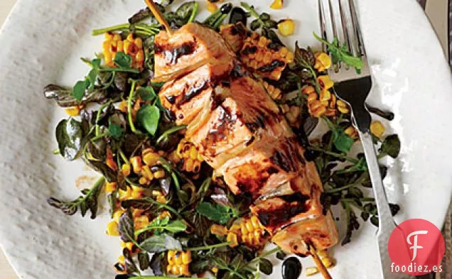 Salmón Gingered con Maíz a la Parrilla y Ensalada de Berros
