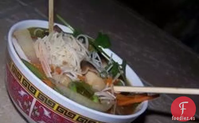 Sopa Asiática Picante de Carne de Res y Guisantes de Nieve