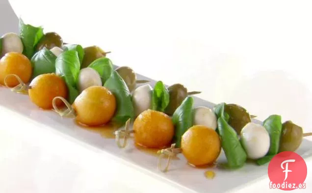 Mini Brochetas de Melón y Oliva con Miel de Pimienta Negra