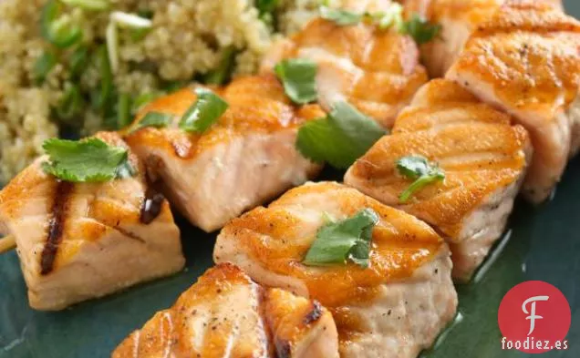Brochetas de Salmón con Ensalada de Quinua y Pomelo