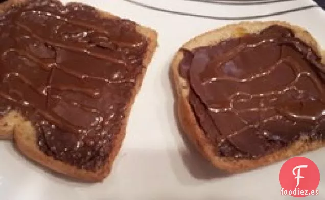 Sándwich para Untar con Miel y Avellanas de Cara Abierta