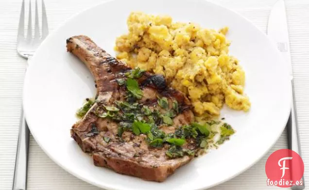 Chuletas de Cerdo Mojo con Plátanos