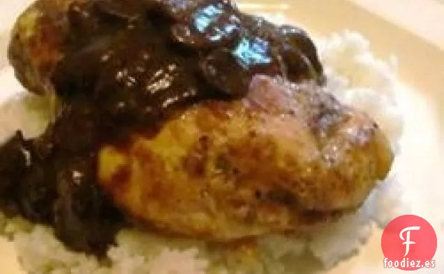 Marsala De Pollo Sobre Arroz Blanco