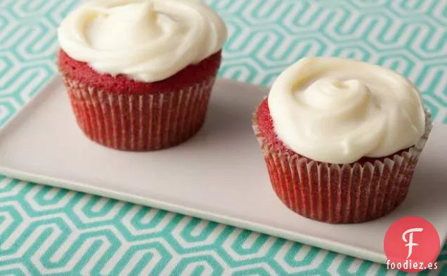 Cupcakes de Terciopelo Rojo con Glaseado de Queso Crema