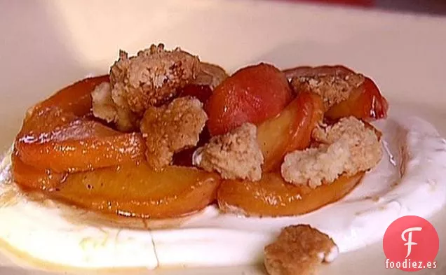 Duraznos de Estufa con Cobertura de Streusel y Crema Agria Picante