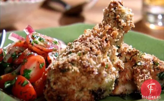 Milanesa de Pollo Frito al Horno con Ensalada de Tomate y Cebolla