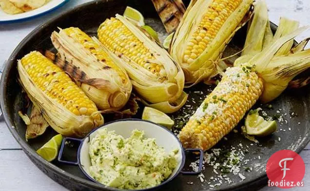 Maíz a la Parrilla en la Mazorca con Mantequilla de Ajo, Lima Fresca y Queso Cotija
