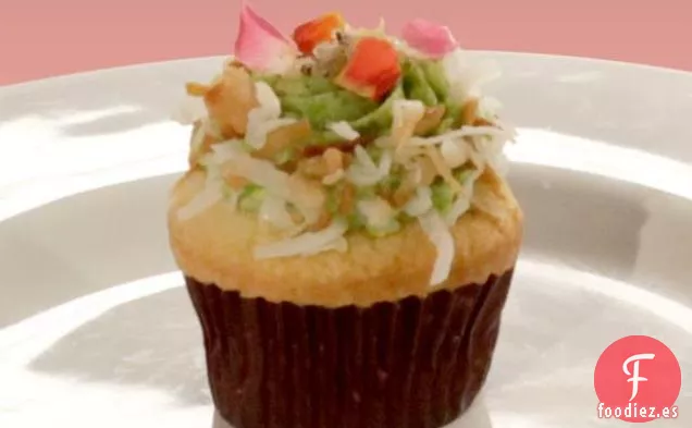 Mini Cupcakes de Coco con Corteza de Semilla de Amapola, Relleno de Pasas de Uva Moscatel y Glaseado de Perejil con Coco Tostado, Caramelo de Semillas de Lino y Amapola y Rosas Orgánicas