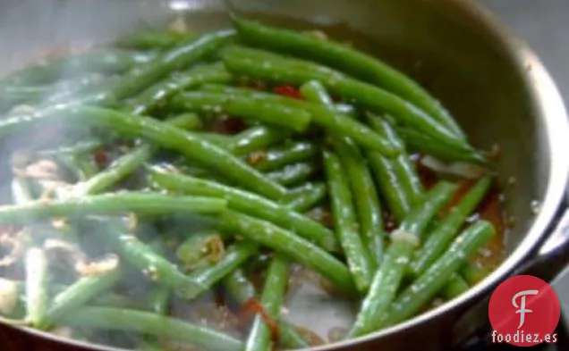 Judías Verdes Salteadas con Soja, Chalotes, Jengibre, Ajo y Chile