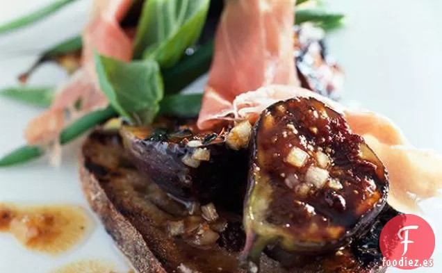 Tostadas De Higo A La Parrilla Con Jamón Y Judías Verdes