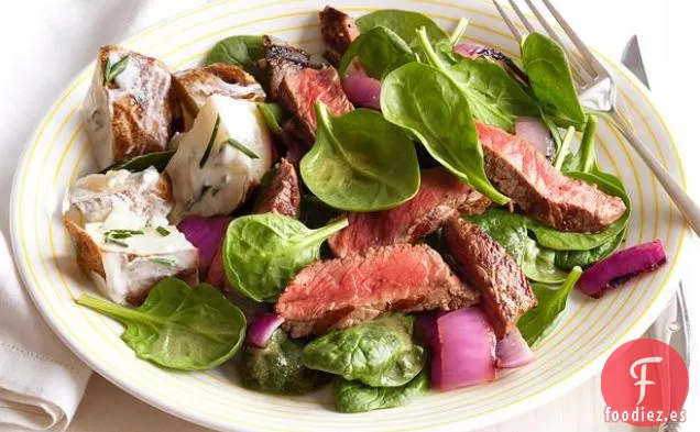 Ensalada De Espinacas Y Carne Con Patatas Con Crema Agria