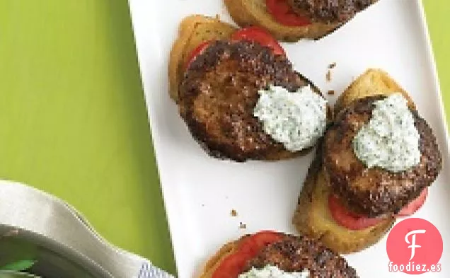 Hamburguesas Abiertas Con Salsa De Rábano Picante Y Judías Verdes