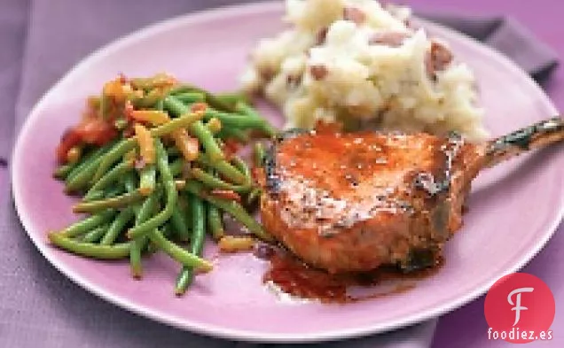 Chuletas De Cerdo Glaseadas Con Papas Rotas Y Judías Verdes Guisadas