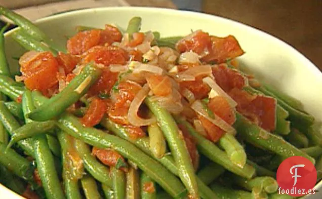 Judías Verdes Salteadas con Tomates y Albahaca servidas con Patatas Fritas de Queso Parmesano