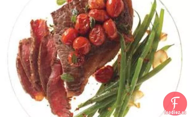 Bistec Con Tomates En Sartén Y Judías Verdes Picantes