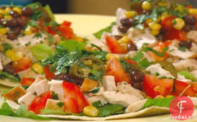 Tostada de Pollo con Maíz, Jalapeños en Escabeche y Frijoles Negros
